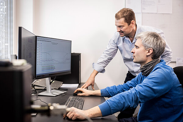 Zwei Mitarbeitende des Wasserversorgungsverbands an Computerarbeitsplätzen