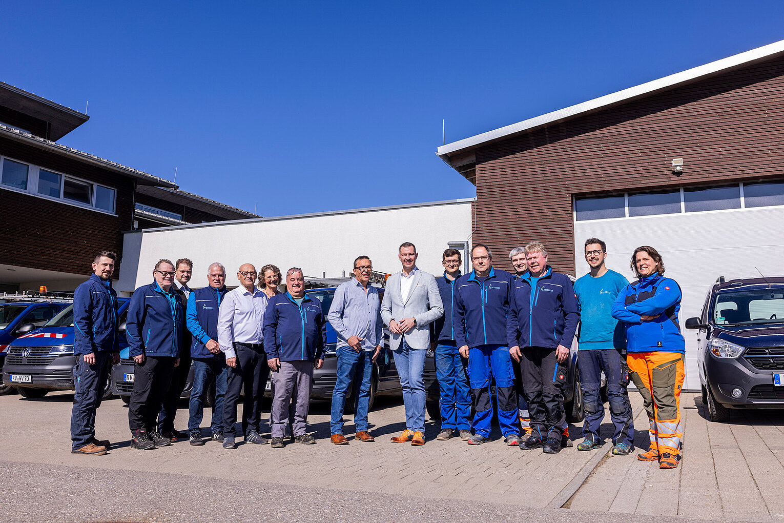 Team am Standort Gruppenfoto des Teams vor einem Gebäude des Wasserversorgungsverbands