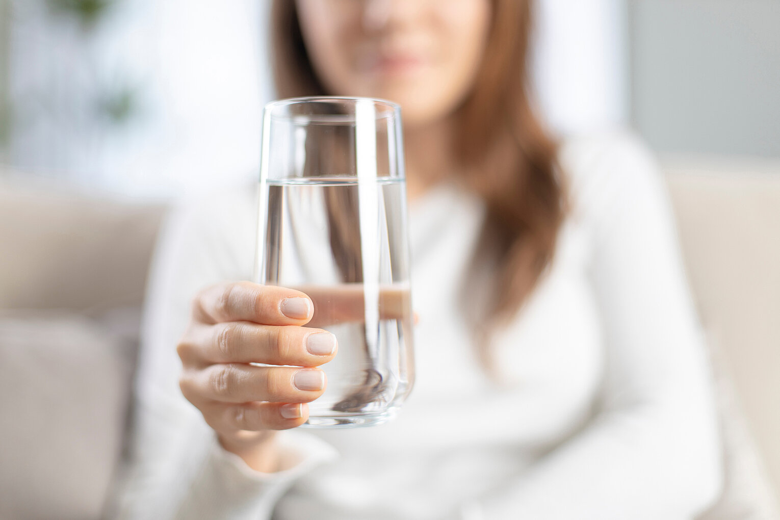 Frisches Trinkwasser Frau hält ein Glas mit frischem Trinkwasser