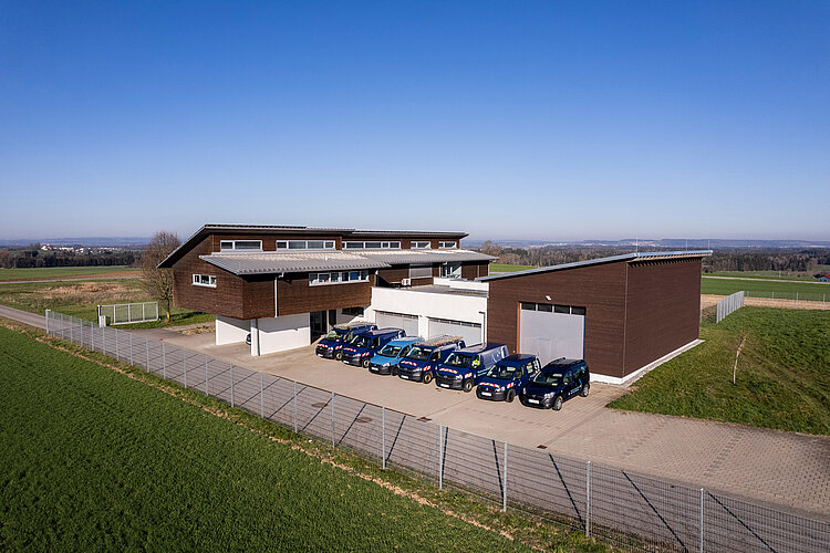 Standort im Grünen Außenaufnahme eines Standorts der Schussentalgruppe mit grüner Umgebung